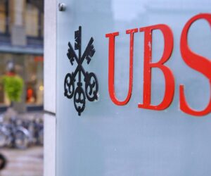 The logo of a UBS bank in Geneva is seen 01 Octobrer 2007. UBS AG said 01 October 2007 it expected to post a third quarter pre-tax loss of 600 to 800 million Swiss francs (360 million to 480 million euros), citing a write-down of positions in fixed income, rates and currencies related to deteriorating conditions in the US subprime market. UBS head of investment banking, Huw Jenkins, will step down, with the role being filed by the group Chief Executive Officer Marcel Rohner for the forseeable future.  AFP PHOTO / FABRICE COFFRINI (Photo credit should read FABRICE COFFRINI/AFP via Getty Images)